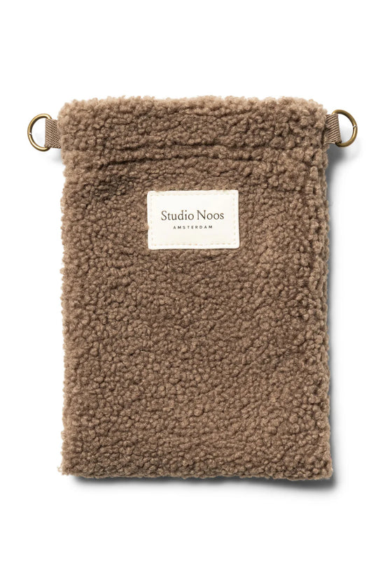 Phone Bag aus Teddystoff in braun von Studio Noos. Jede Tasche ist ein Unikat.