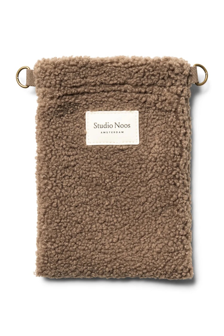 Phone Bag aus Teddystoff in braun von Studio Noos. Jede Tasche ist ein Unikat.