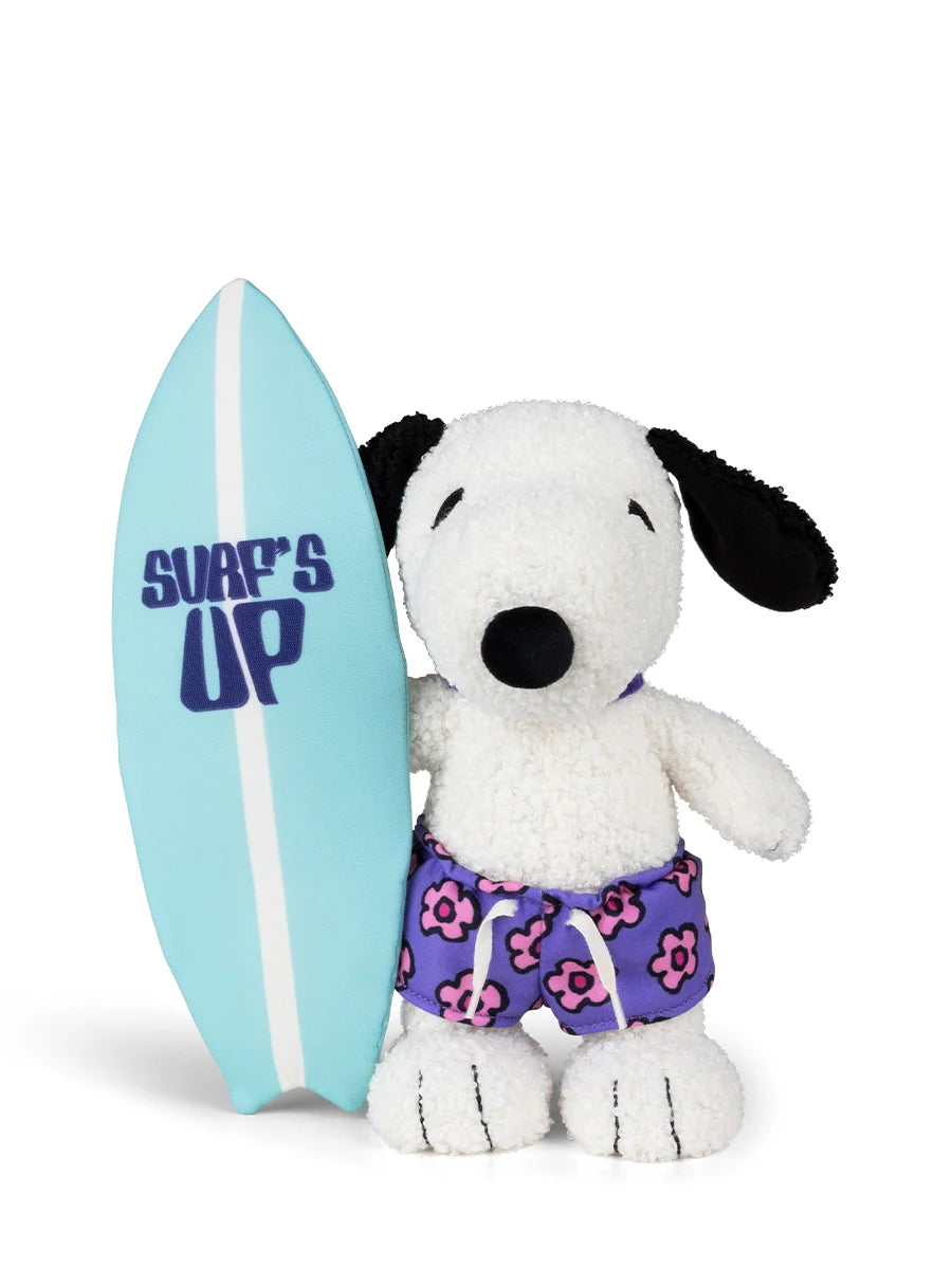 Snoopy ist am Strand mit seinem Surfbrett unterwegs. 