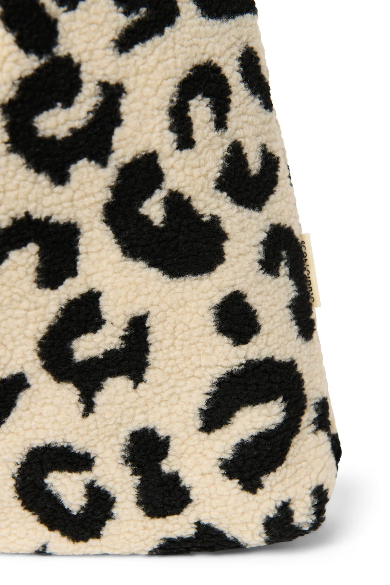 Studio Noos "Holy Cow Teddy Mom Bag". Henkeltasche aus Teddyplüsch mit Kuhfleckenmuster