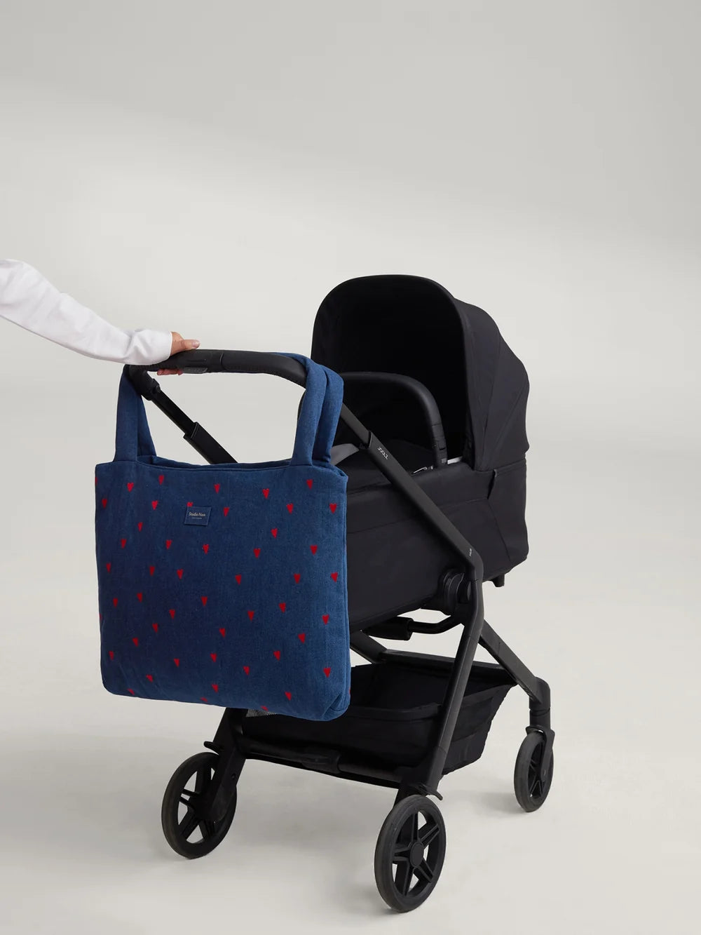 Studio Noos Mom-Bag mit wattierten Henkeln aus dunkelblauem Denim, gestickten roten Herzen und Logo am Kinderwagengriff