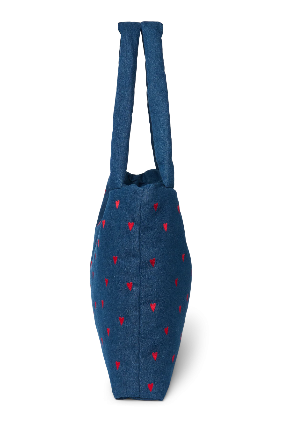 Seitenansicht der Studio Noos Mom-Bag aus dunkelblauem Denim mit wattierten Henkeln, gestickten roten Herzen und Logo