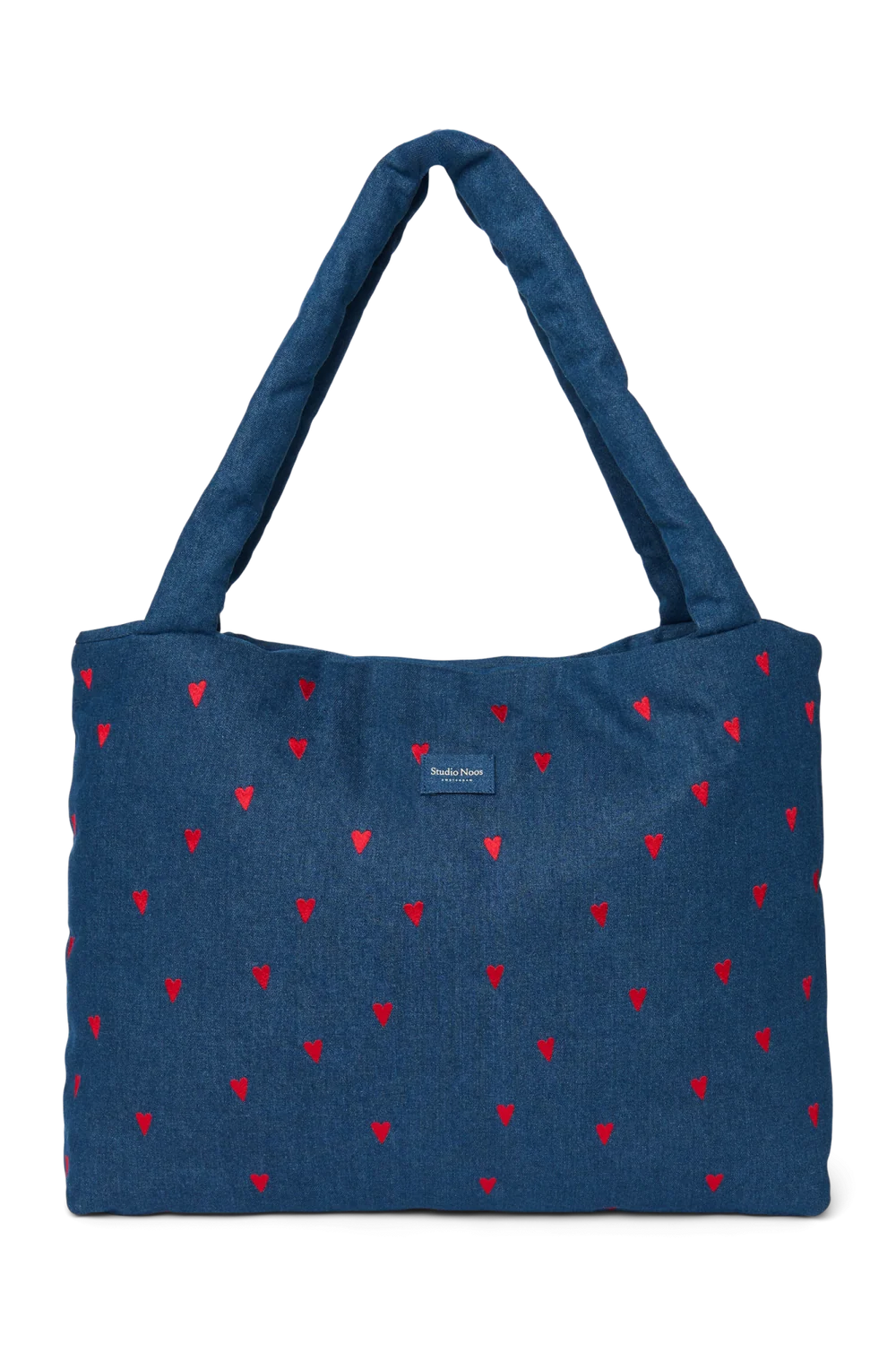 Vorderansicht der Studio Noos Mom-Bag mit wattierten Henkeln, in dunkelblauem Denim, gestickten roten Herzen und Studio Noos Logo.