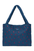 Vorderansicht der Studio Noos Mom-Bag mit wattierten Henkeln, in dunkelblauem Denim, gestickten roten Herzen und Studio Noos Logo.