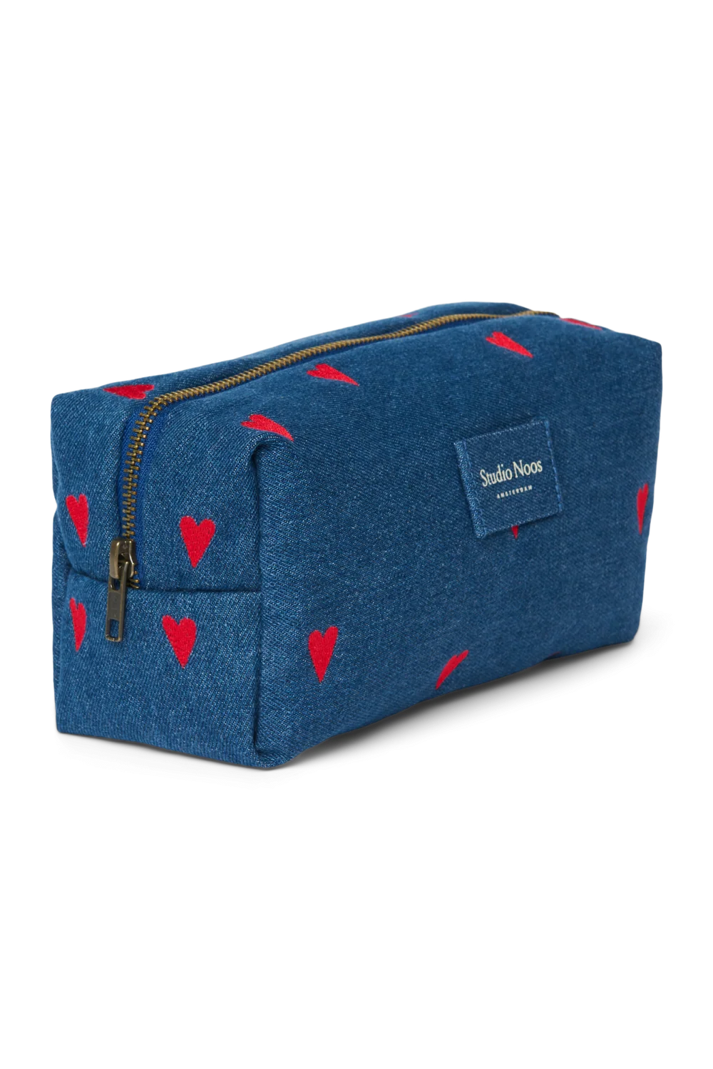 Seitenansicht: Seitenansicht der Pouch aus dunkelblauem Denim mit gestickten roten Herzen und Reißverschluss und Studio Noos Logo