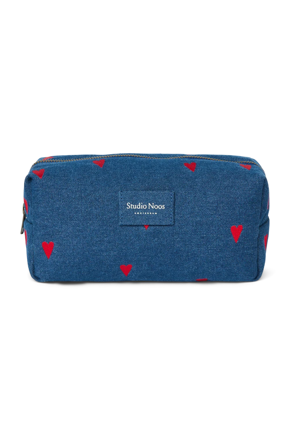 Vorderansicht: Pouch aus dunkelblauem Denim mit gestickten roten Herzen und Reißverschluss und Studio Noos Logo