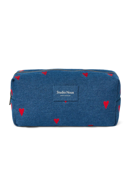 Vorderansicht: Pouch aus dunkelblauem Denim mit gestickten roten Herzen und Reißverschluss und Studio Noos Logo