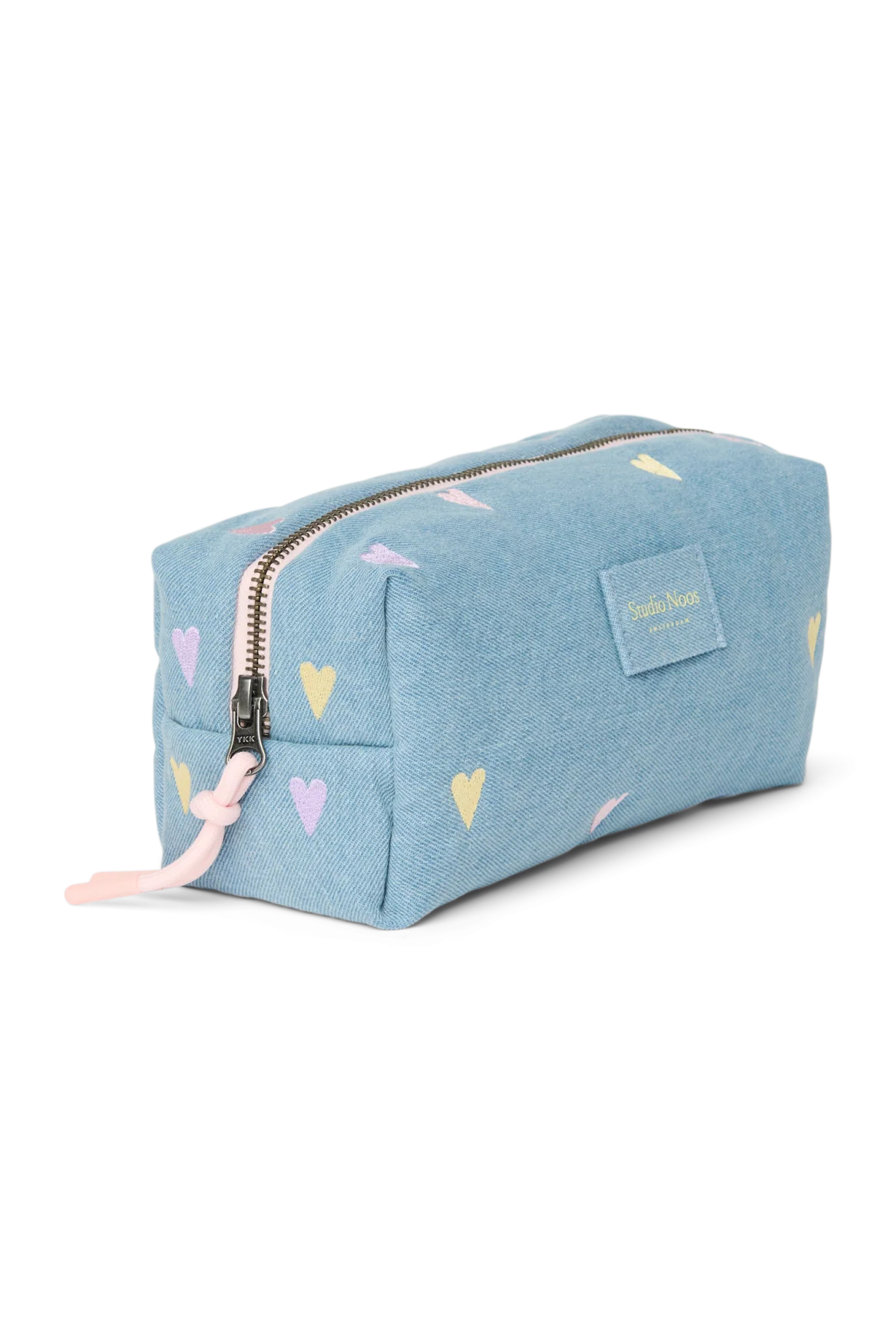 Seitenansicht: Seitenansicht einer Pouch aus hellblauem Denim mit gestickten Pastell-Herzen, Reißverschluss und Studio Noos Logo