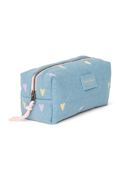 Seitenansicht: Seitenansicht einer Pouch aus hellblauem Denim mit gestickten Pastell-Herzen, Reißverschluss und Studio Noos Logo