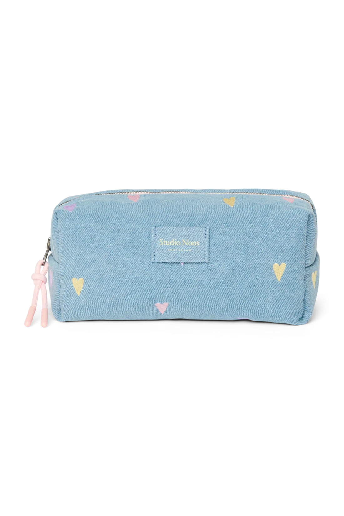 Vorderseite: Pouch aus hellblauem Denim mit gestickten Pastell-Herzen, Reißverschluss und Studio Noos Logo