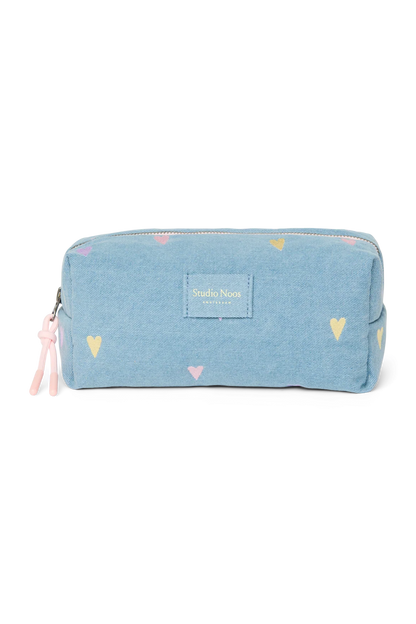 Vorderseite: Pouch aus hellblauem Denim mit gestickten Pastell-Herzen, Reißverschluss und Studio Noos Logo