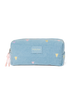 Vorderseite: Pouch aus hellblauem Denim mit gestickten Pastell-Herzen, Reißverschluss und Studio Noos Logo