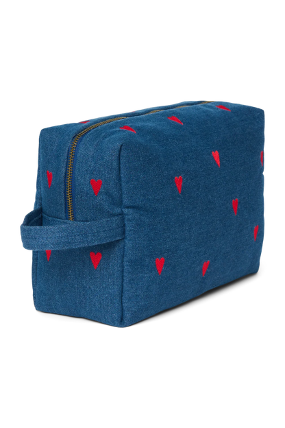 Seitenansicht der Studio Noos Denim Kosmetiktasche aus dunkelblauem Denim mit gestickten roten Herzen, Reißverschluss und Trageschlaufe