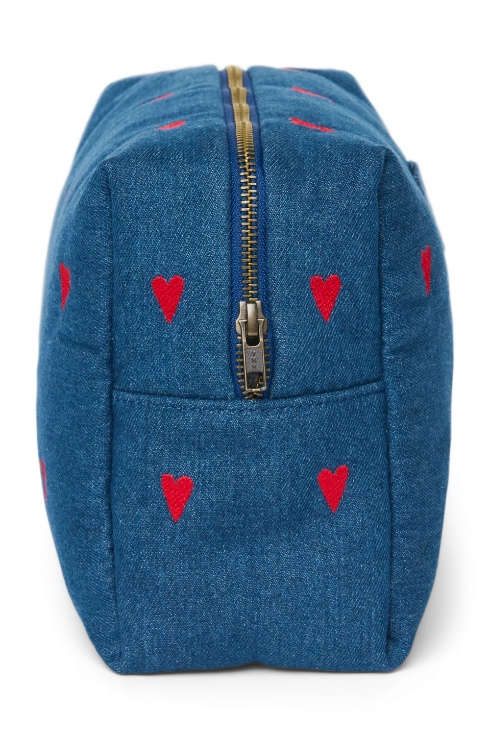 Seitenansicht der Studio Noos Denim Kosmetiktasche aus dunkelblauem Denim mit gestickten roten Herzen und Reißverschluss