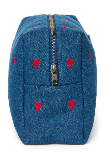 Seitenansicht der Studio Noos Denim Kosmetiktasche aus dunkelblauem Denim mit gestickten roten Herzen und Reißverschluss