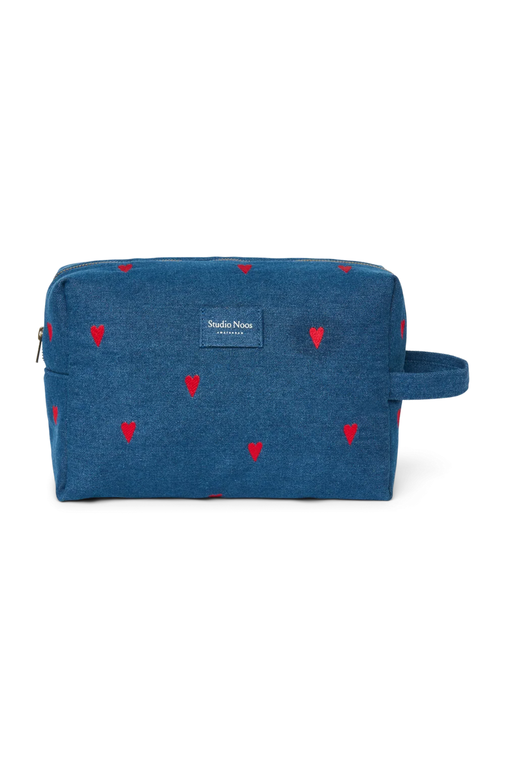 Vorderansicht: Studio Noos Denim Kosmetiktasche aus dunkelblauem Denim mit gestickten roten Herzen, Reißverschluss, Trageschlaufe und Logo