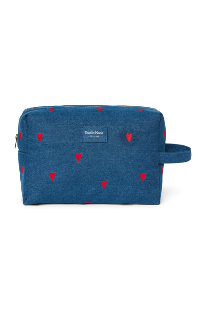 Vorderansicht: Studio Noos Denim Kosmetiktasche aus dunkelblauem Denim mit gestickten roten Herzen, Reißverschluss, Trageschlaufe und Logo