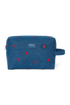 Vorderansicht: Studio Noos Denim Kosmetiktasche aus dunkelblauem Denim mit gestickten roten Herzen, Reißverschluss, Trageschlaufe und Logo