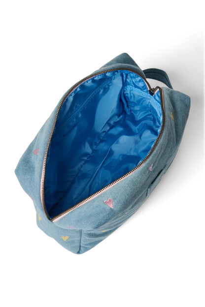 Innenansicht der Studio Noos Denim Kosmetiktasche mit blauem, glänzendem Futter