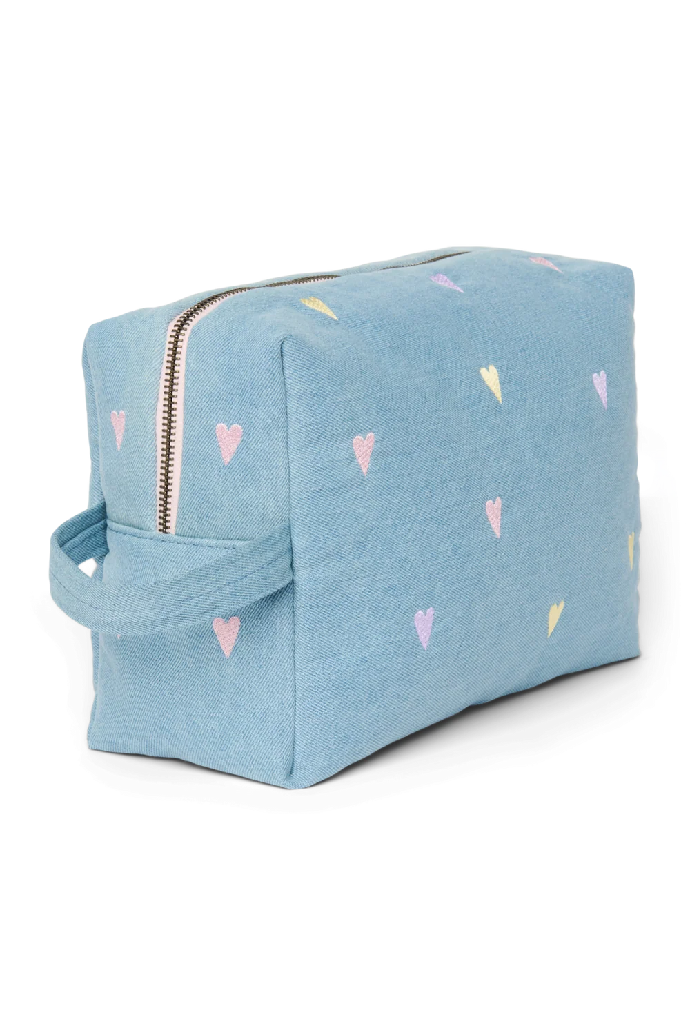 Seitenansicht der Studio Noos Denim Kosmetiktasche aus hellblauem Denim mit gestickten Pastell-Herzen, Reißverschluss und Trageschlaufe