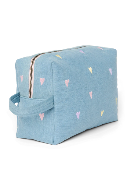 Seitenansicht der Studio Noos Denim Kosmetiktasche aus hellblauem Denim mit gestickten Pastell-Herzen, Reißverschluss und Trageschlaufe
