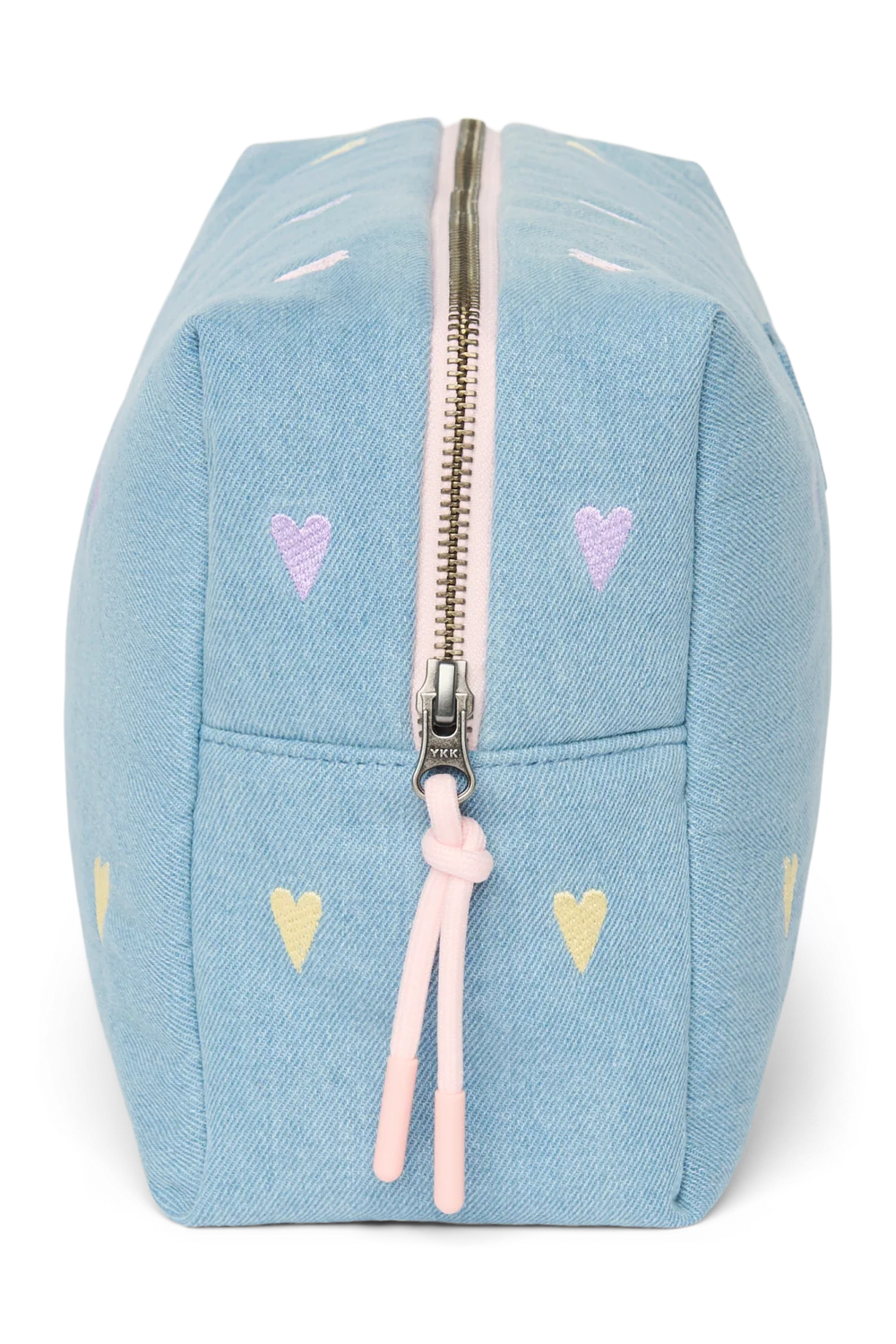 Seitenansicht der Studio Noos Denim Kosmetiktasche aus hellblauem Denim mit gestickten Pastell-Herzen und Reißverschluss