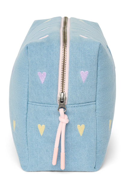 Seitenansicht der Studio Noos Denim Kosmetiktasche aus hellblauem Denim mit gestickten Pastell-Herzen und Reißverschluss