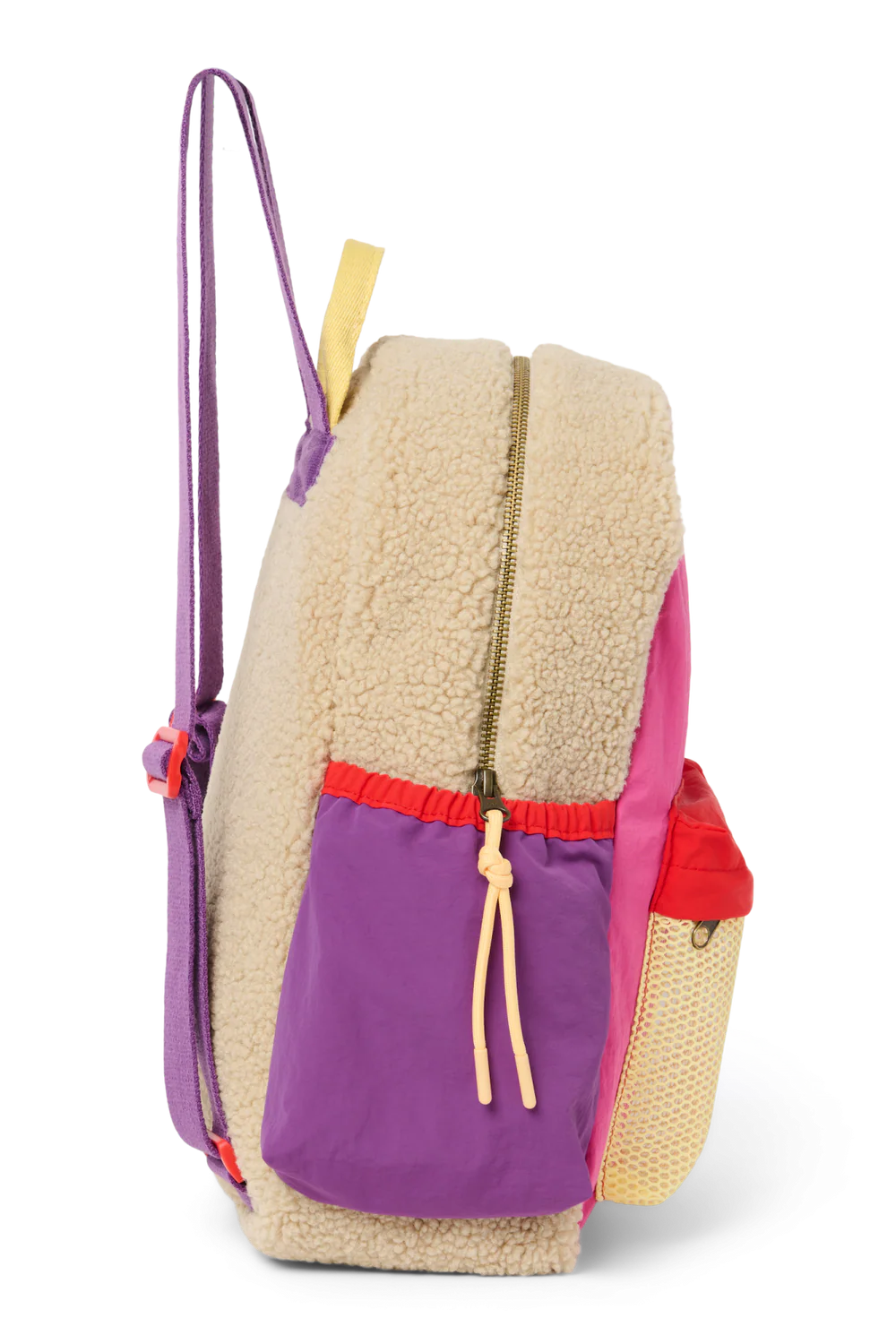 Seitenansicht: Studio Noos Patchwork Midi-Rucksack l Bright Pink in bunten Farben mit beigem Teddy-Stoff an den Seiten und an der Rückseite, pinken Patchwork-Details und lila-rot-beigen Akzenten