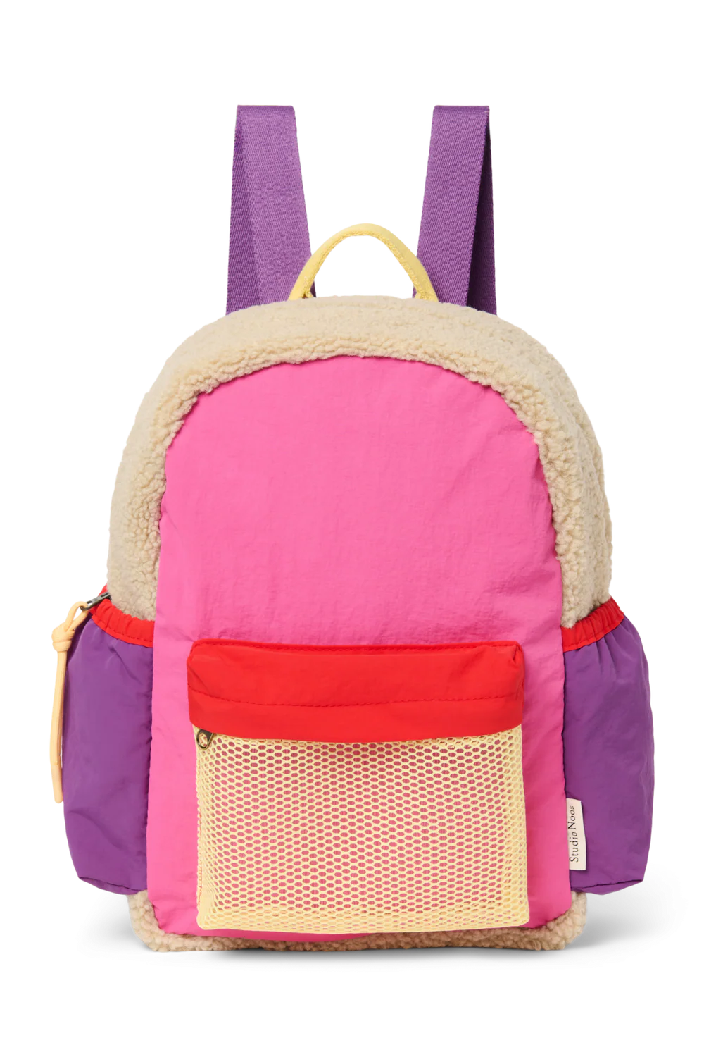 Vorderansicht: Studio Noos Patchwork Midi-Rucksack l Bright Pink in bunten Farben mit beigem Teddy-Stoff an den Seiten und an der Rückseite, pinken Patchwork-Details und lila-rot-beigen Akzenten