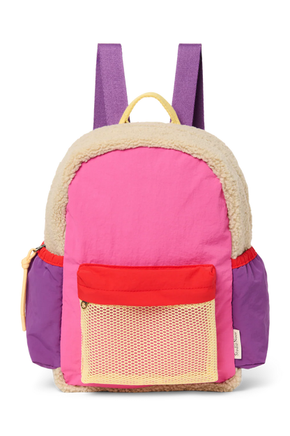 Vorderansicht: Studio Noos Patchwork Midi-Rucksack l Bright Pink in bunten Farben mit beigem Teddy-Stoff an den Seiten und an der Rückseite, pinken Patchwork-Details und lila-rot-beigen Akzenten