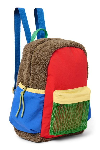 Vorderansicht: Studio Noos Patchwork Midi-Rucksack l Fiery Red in bunten Farben mit braunem Teddy-Stoff, roten Patchwork-Details und blau-grün-gelben Akzenten