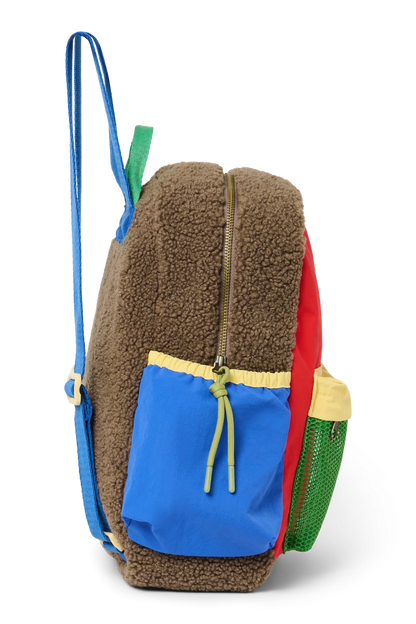 Seitenansicht: Studio Noos Patchwork Mini-Rucksack l Fiery Red in bunten Farben mit braunem Teddy-Stoff, roten Patchwork-Details und blau-grün-gelben Akzenten