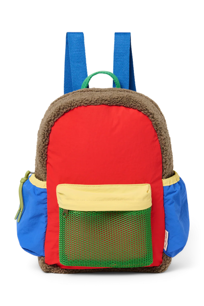 Vorderansicht: Studio Noos Patchwork Midi-Rucksack l Fiery Red in bunten Farben mit braunem Teddy-Stoff, roten Patchwork-Details und blau-grün-gelben Akzenten