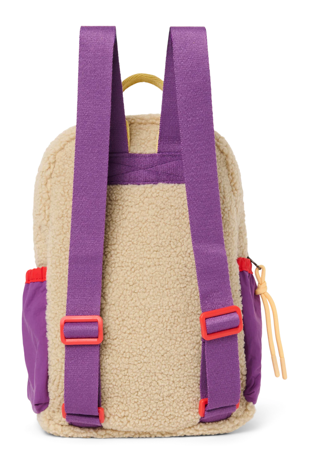 Rückansicht: Studio Noos Patchwork Mini-Rucksack l Bright Pink mit Reissverschluss-Mesh-Tasche vorne und seitlichen Taschen. In bunten Farben mit beigem Teddy-Stoff, Patchwork-Details mit pink-rot-lila-beigen Akzenten. Lila Träger verstellbar und an der Rückseite ausschließlich beiger Teddystoff.