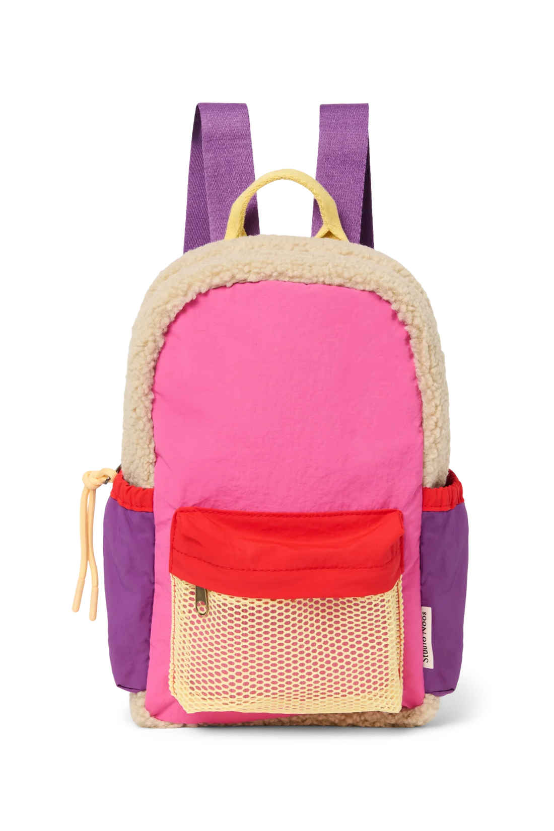 Vorderansicht: Studio Noos Patchwork Mini-Rucksack l Bright Pink mit Reissverschluss-Mesh-Tasche vorne und seitlichen Taschen. In bunten Farben mit beigem Teddy-Stoff, Patchwork-Details mit pink-rot-lila-beigen Akzenten. Lila Träger verstellbar und an der Rückseite ausschließlich beiger Teddystoff.