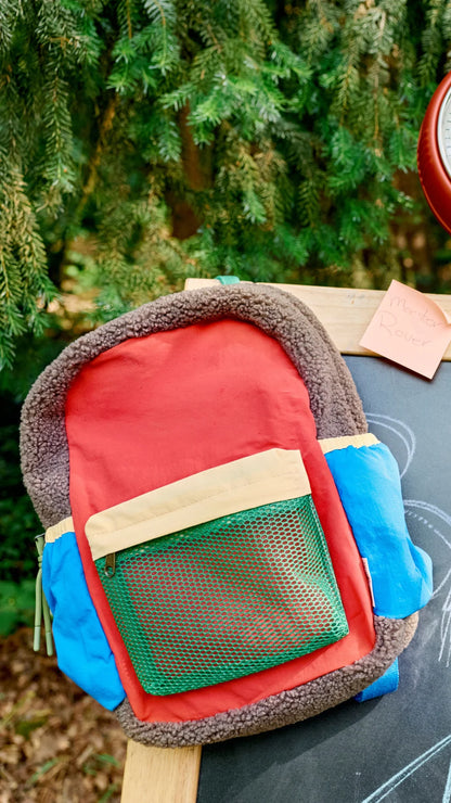 Studio Noos Patchwork Mini-Rucksack l Fiery Red in bunten Farben mit braunem Teddy-Stoff, roten Patchwork-Details und blau-grün-gelben Akzenten