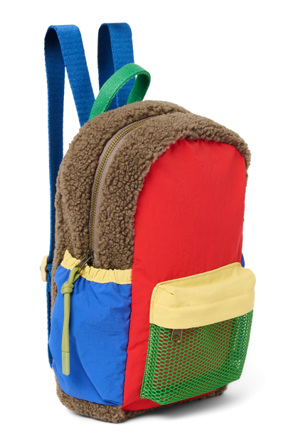 Seitenansicht: Studio Noos Patchwork Mini-Rucksack l Fiery Red in bunten Farben mit braunem Teddy-Stoff, roten Patchwork-Details und blau-grün-gelben Akzenten
