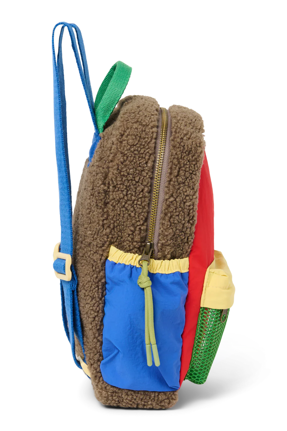 Seitenansicht: Studio Noos Patchwork Mini-Rucksack l Fiery Red in bunten Farben mit braunem Teddy-Stoff, roten Patchwork-Details und blau-grün-gelben Akzenten