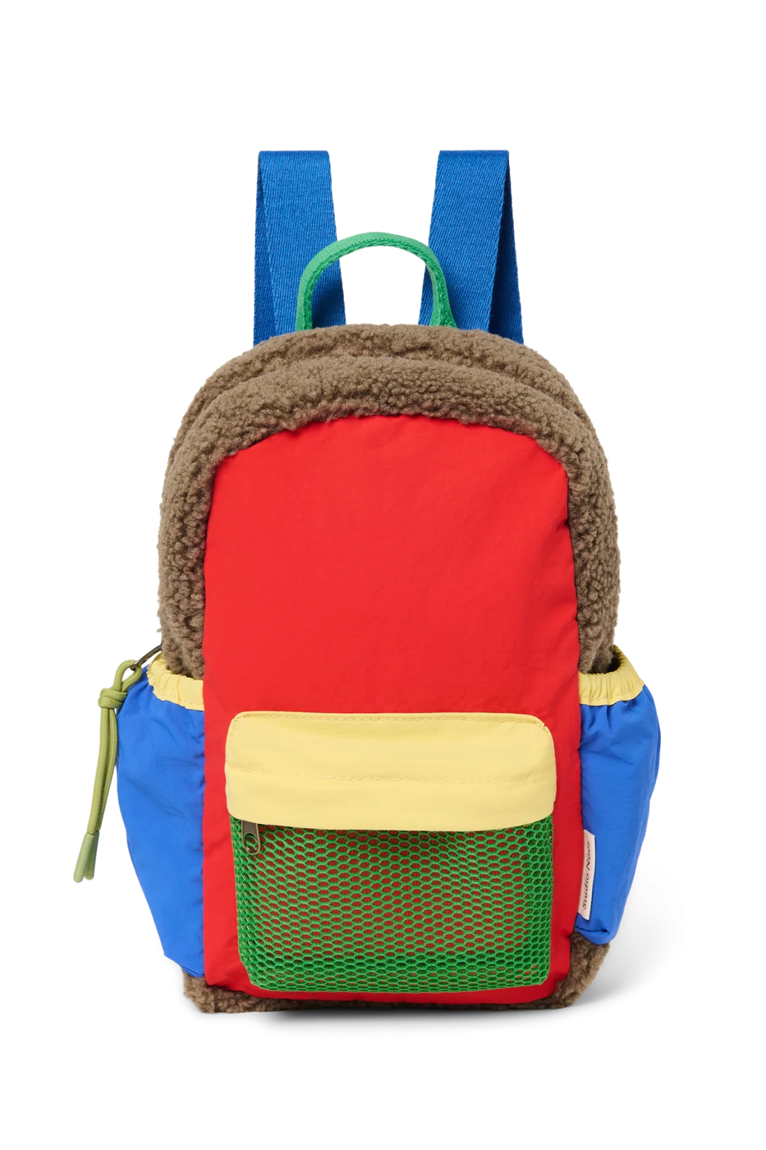 Vorderansicht: Studio Noos Patchwork Mini-Rucksack l Fiery Red in bunten Farben mit braunem Teddy-Stoff, roten Patchwork-Details und blau-grün-gelben Akzenten