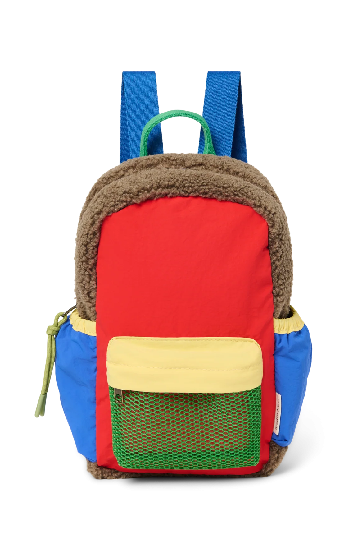 Vorderansicht: Studio Noos Patchwork Mini-Rucksack l Fiery Red in bunten Farben mit braunem Teddy-Stoff, roten Patchwork-Details und blau-grün-gelben Akzenten