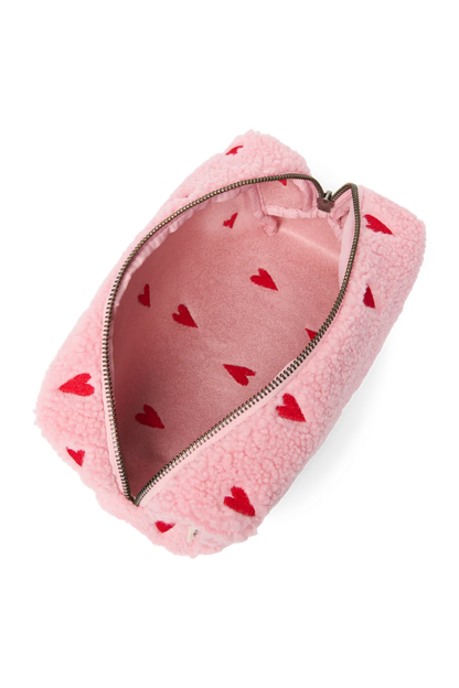 Innenansicht der Studio Noos Pouch aus pinkem Teddystoff mit gestickten roten Herzen und Reißverschluss