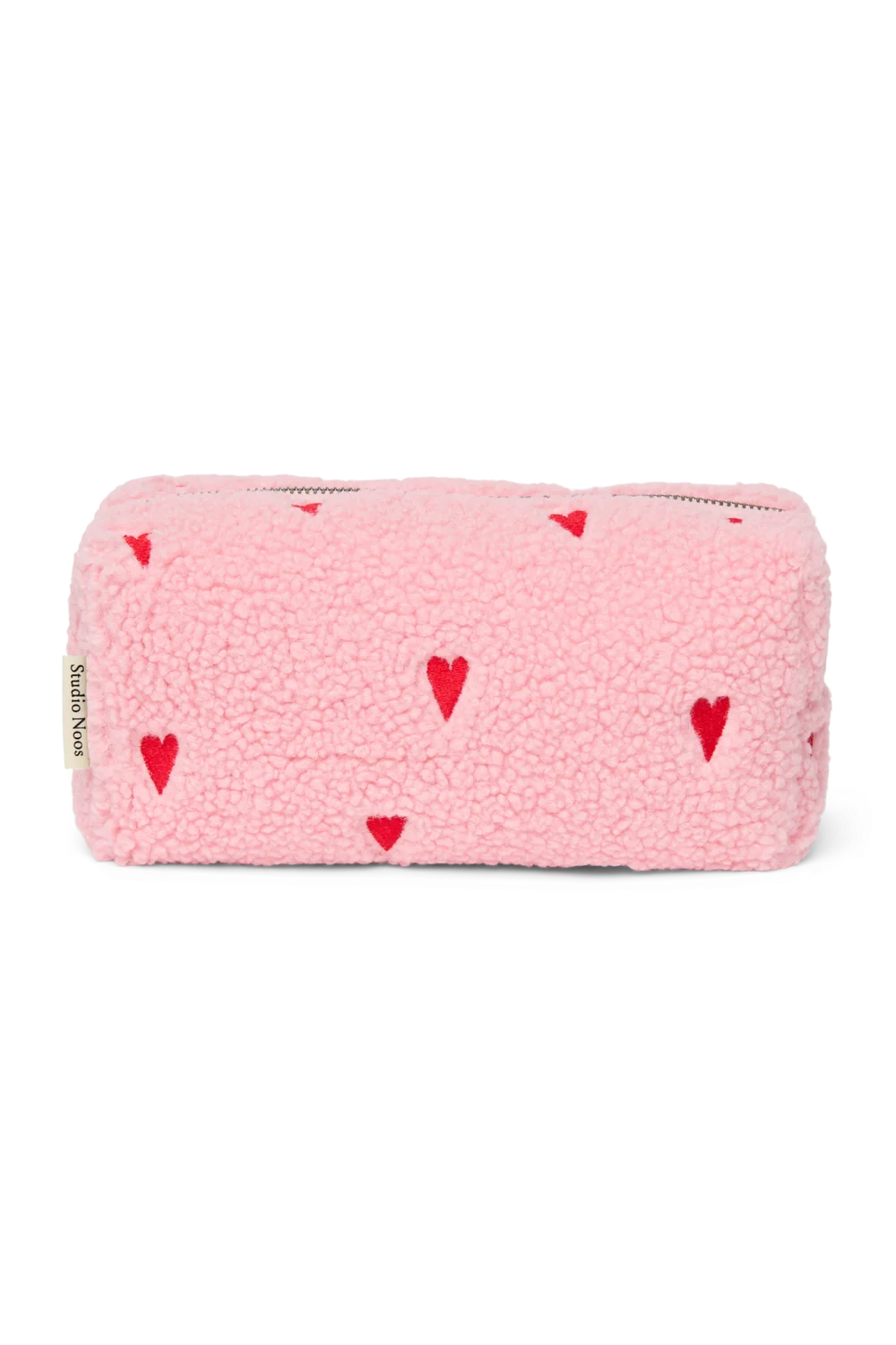 Vorderseite der Studio Noos Pouch aus pinkem Teddystoff mit gestickten roten Herzen und Reißverschluss
