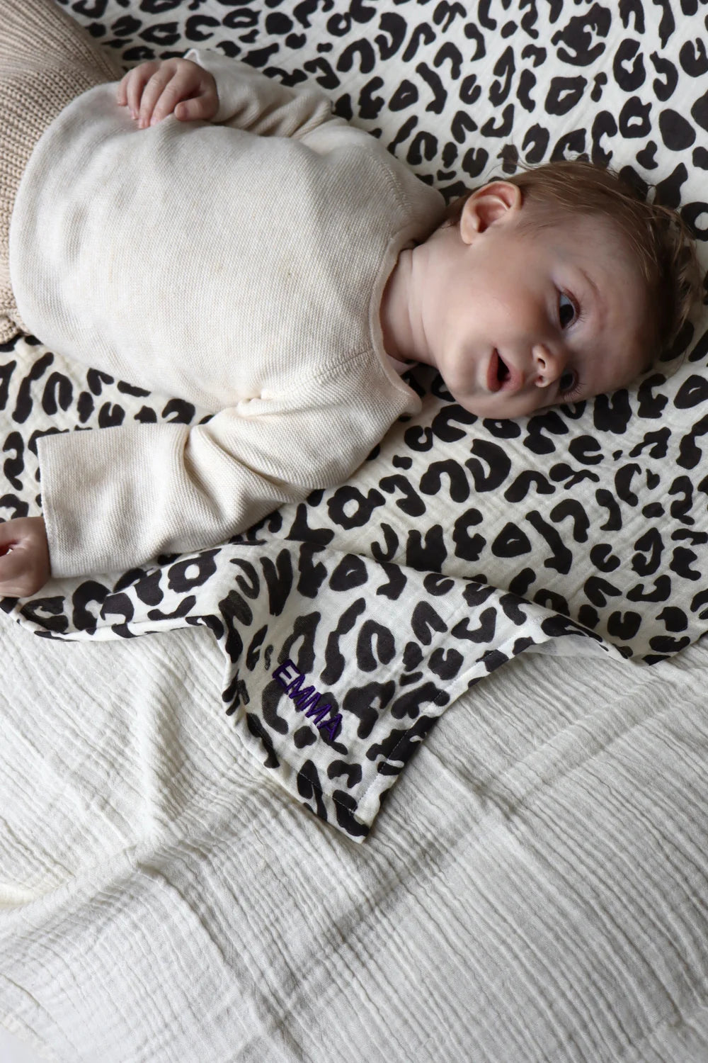 Studio Noos Swaddle 70x70 mit Holy Cow-Muster - vielseitig verwendbar als Spucktuch, Stilltuch, Pucktuch und Wickelunterlage.