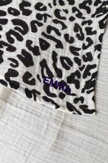 Studio Noos Swaddle 70x70 mit Holy Cow-Muster - vielseitig verwendbar als Spucktuch, Stilltuch, Pucktuch und Wickelunterlage.