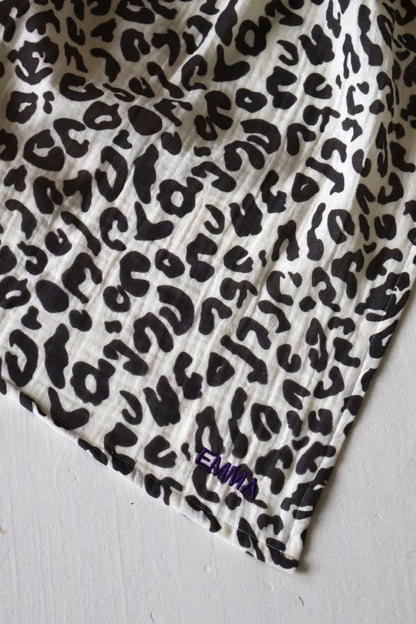 Studio Noos Swaddle 70x70 mit Holy Cow-Muster - vielseitig verwendbar als Spucktuch, Stilltuch, Pucktuch und Wickelunterlage.