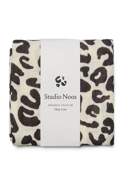 Studio Noos Swaddle 70x70 mit Holy Cow-Muster - vielseitig verwendbar als Spucktuch, Stilltuch, Pucktuch und Wickelunterlage.