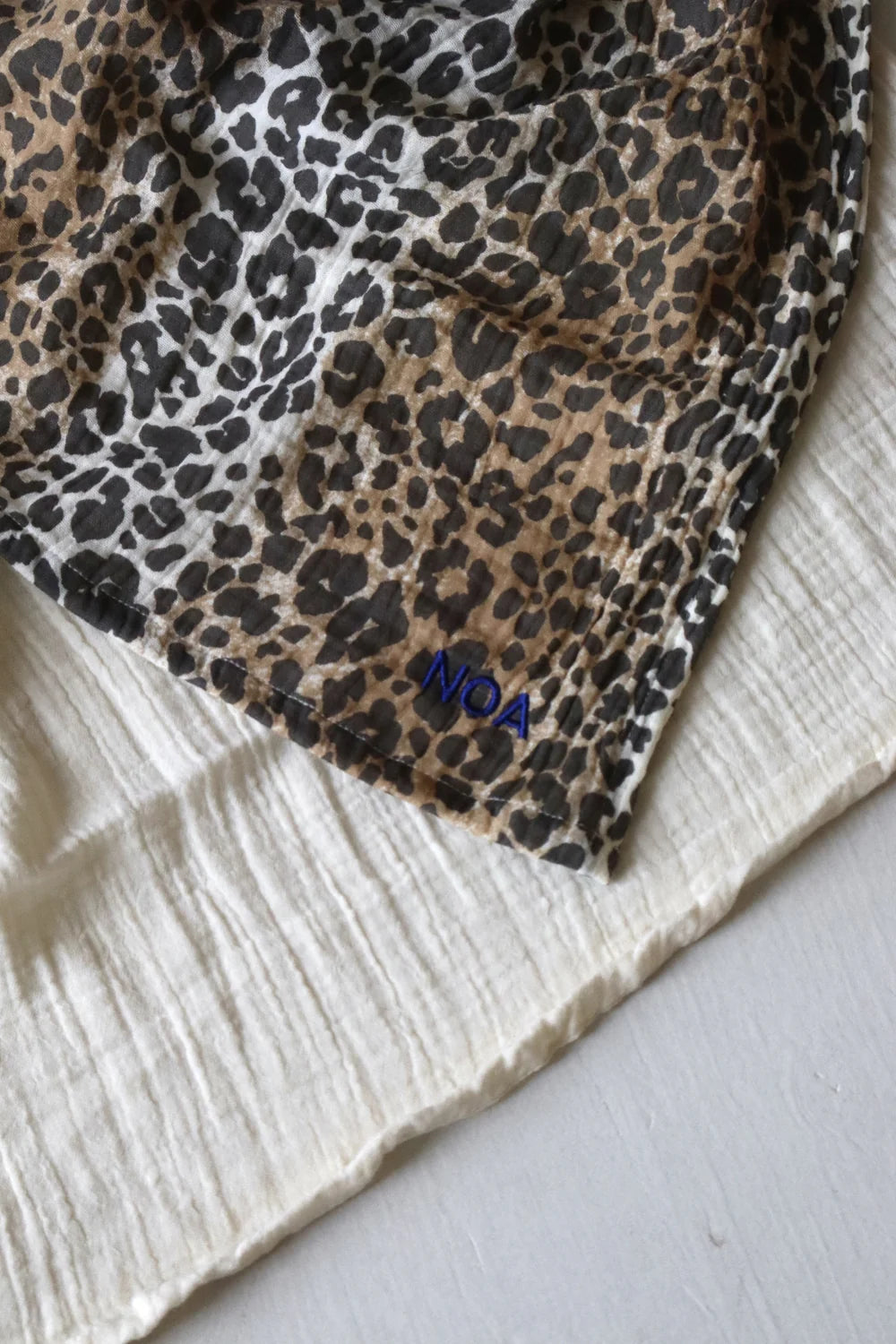 Studio Noos Swaddle 70x70 mit Leopard-Muster - vielseitig verwendbar als Spucktuch, Stilltuch, Pucktuch und Wickelunterlage.