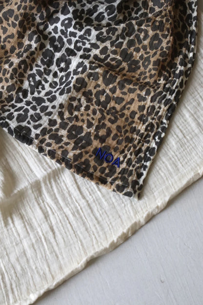 Studio Noos Swaddle 70x70 mit Leopard-Muster - vielseitig verwendbar als Spucktuch, Stilltuch, Pucktuch und Wickelunterlage.