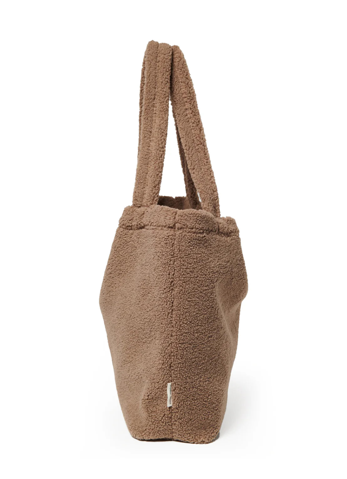 Seitenansicht: Studio Noos Teddy Mom-Bag l Braun aus weichem braunem Teddy-Stoff mit breiten Henkeln