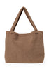 Vorderansicht: Studio Noos Teddy Mom-Bag l Braun aus weichem braunem Teddy-Stoff mit breiten Henkeln